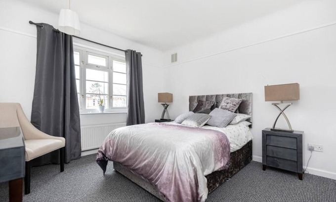 Westbourne Apartment | Bournecoast: Apartment Near Shops/beaches - Wifi - Parking - PET Friendly - 8498