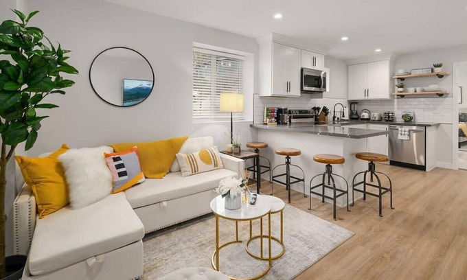 Picnic Point-North Lynnwood Apartment | Brand New Designer's Modern, 1BR Home 1min to I-5