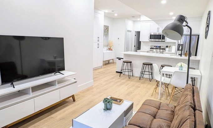 Tuxedo Park House | BRAND NEW Luxury 2 BD Private Suite w/Patio, Close to Downtown Calgary