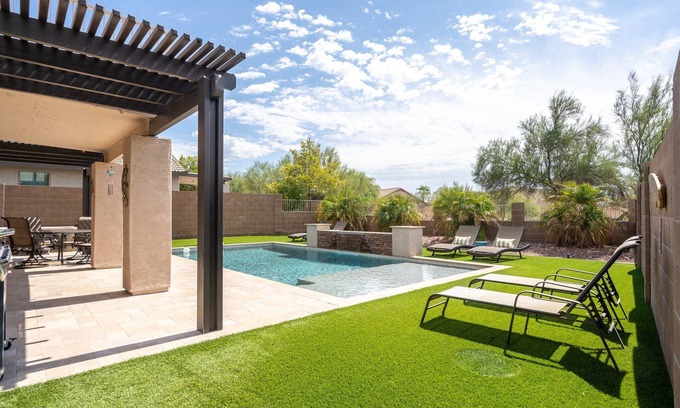 Gold Canyon House | Breathtaking Backyard|Hot Tub|Heated Pool|Dog-Friendly