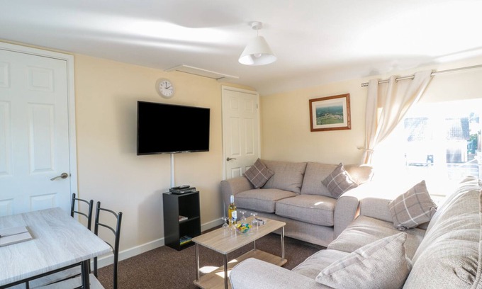 Blakeney Cottage | BREWERY LODGE, pet friendly, with a garden in Blakeney