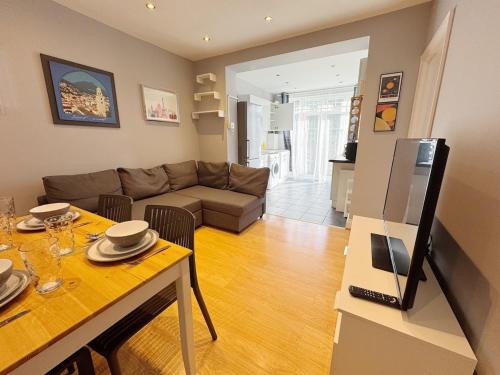 Hanger Hill Apartment | Bright 2BR Flat in West London with Outdoor Space