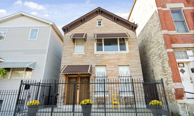 Little Village Apartment | Bright 3BR/1BA FREE Parking/Laundry in Pilsen. Minutes from Downtown