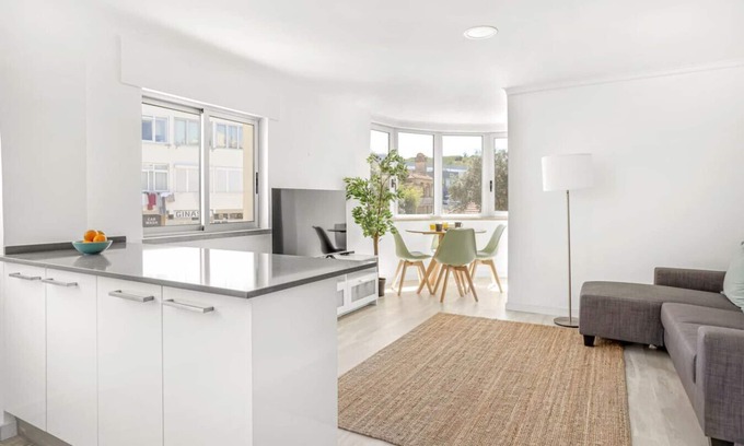 Alges Apartment | Bright Algés Apartment