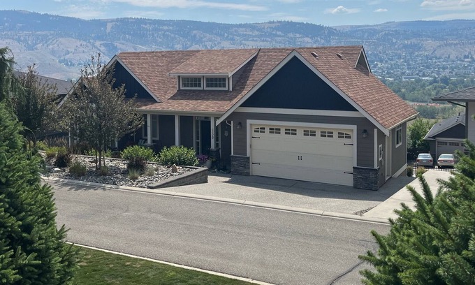 Kamloops House | Bright and beautiful 2 bedroom 2 bath, breathtaking views. 3- 4 month stay only