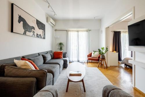 Glyfada Apartment | Bright and breezy by the sea