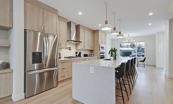 Northwest Calgary House | Bright & Modern Luxurious Home - Secure Garage Parking - King Bed - Pet Friendly