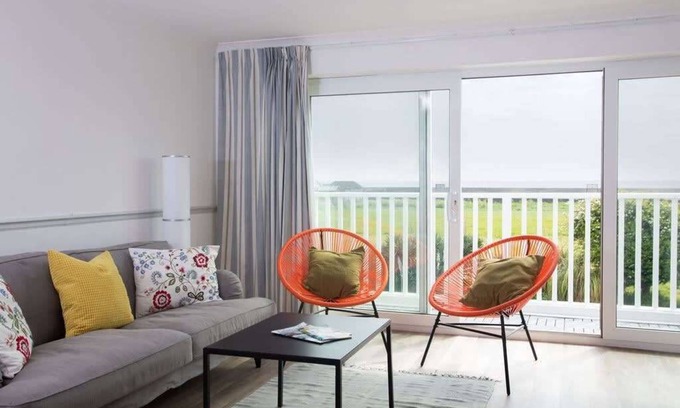 Selsey House | Bright & Modern Selsey Seafront Home