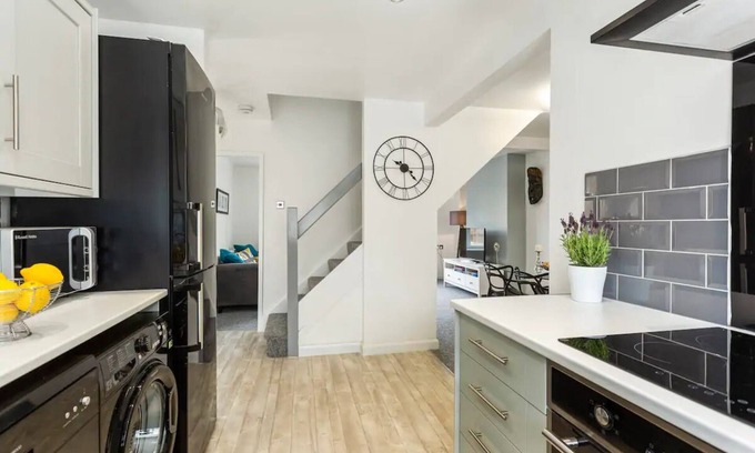 Arnold House | Bright & Spacious with Garden & Parking