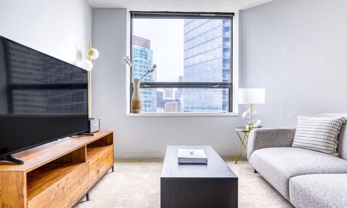 Streeterville Apartment | Bright Streeterville 2BR w/Gym, Pool, near Navy Pier, by Blueground