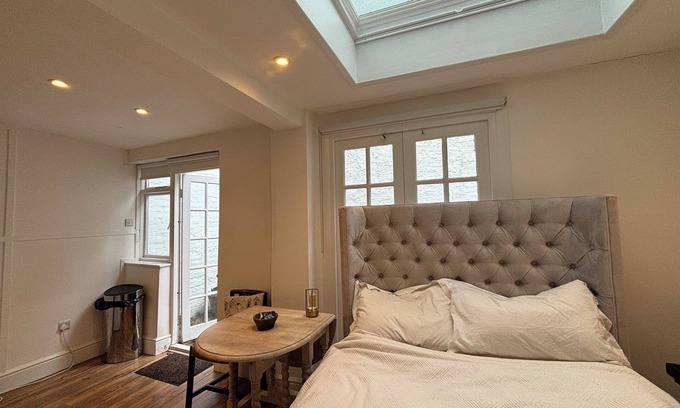 Parsons Green and Walham Apartment | Bright Studio Flat with Private Patio, Fulham