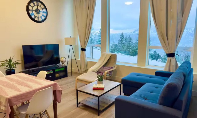 Kamloops House | Bright suite in Juniper with stunning views