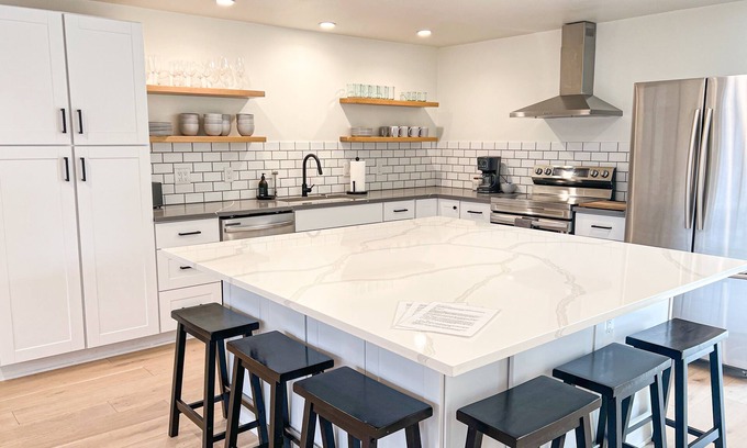 Harlow House | Bright & ultra clean family friendly home minutes from Autzen Stadium