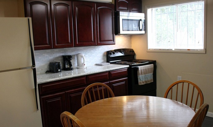 Brighton House | Brighton Retreat (Walk to Metro)