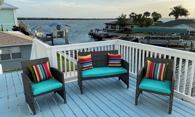 Sea Ranch House | Bring the whole family to this beautiful waterfront home 6 bedrooms 3 bathroom