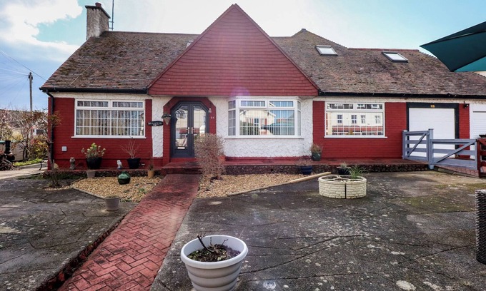 Penrhyn Bay House | BRYN-Y-GLYN, character holiday cottage, with a garden in Penrhyn Bay