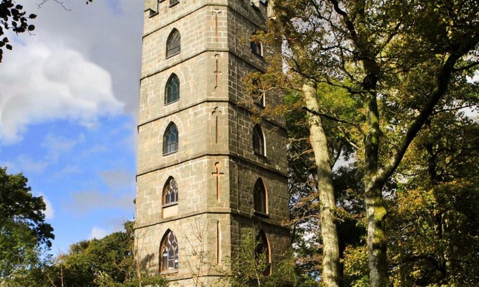 Garndolbenmaen House | Brynkir Tower
