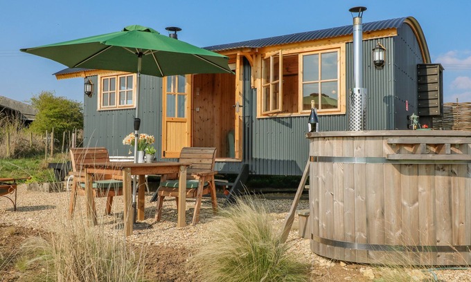 Gumley Cottage | BUDDY (SHEPHERDS HUT), pet friendly, with hot tub in Kibworth
