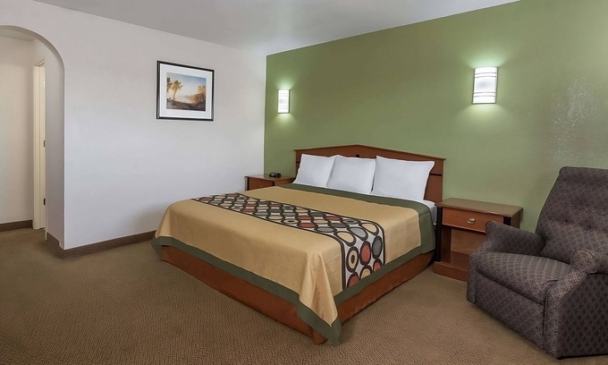 Austin Ave. Hotel | Budget Stay w/Mini-Fridge and Microwave Near Waco’s Top Museums – Pet-Friendly!