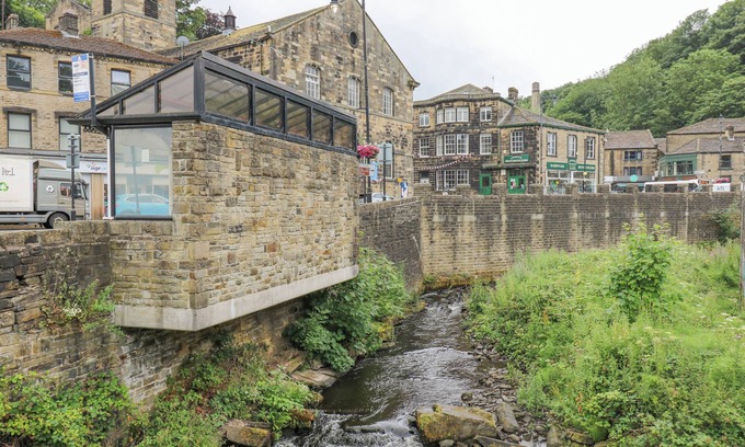 Honley Cottage | BUMBLE COTTAGE, pet friendly, with a garden in Netherthong