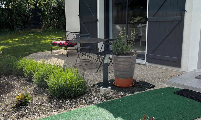 Villeseque House | Bungalow fully equipped 2 bedrooms air conditioning swimming pool petanque quiet