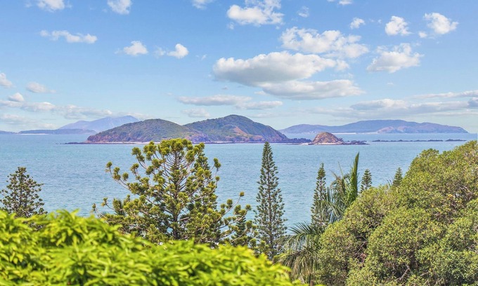 Emu Park House | Bungalow on Bright (BOB's) - Boasts captivating island views.