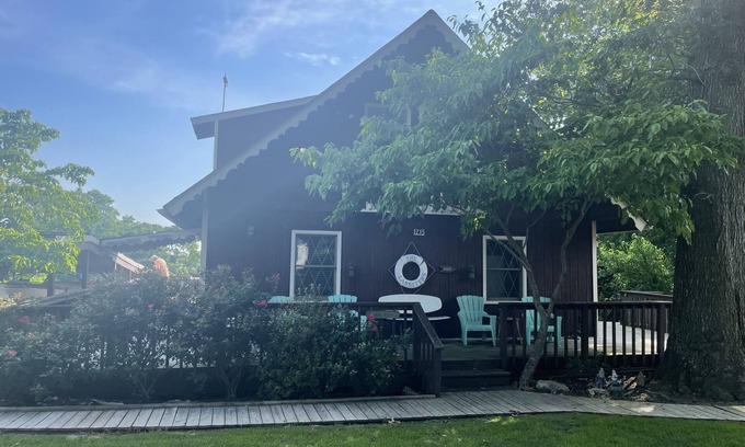 Spring Grove House | Busch Gardens-Williamsburg-Fishing-Cornhole-Deck-River View- FIRE TABLE!