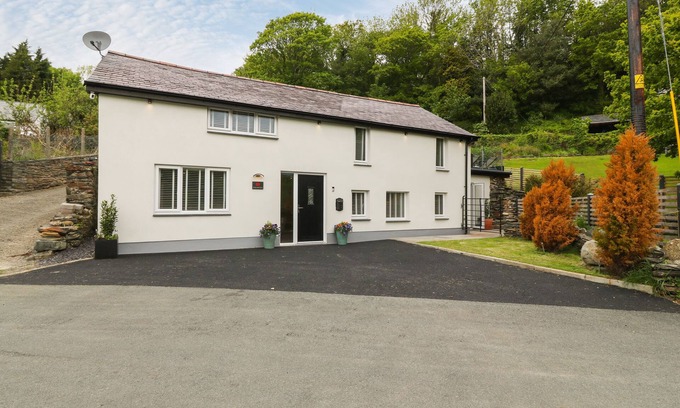 Penrhyndeudraeth Cottage | BWTHYN BACH GWYN, pet friendly, with hot tub in Penrhyndeudraeth