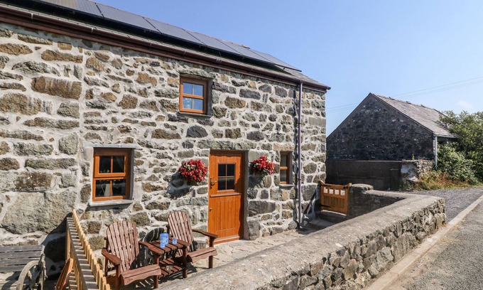 Garn Fadryn Cottage | BWTHYN SIOP PENCAERAU, family friendly, with hot tub in Aberdaron