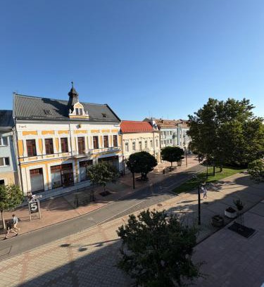 Michalovce Apartment | Byt v centre mesta s výhľadom na pešiu zónu