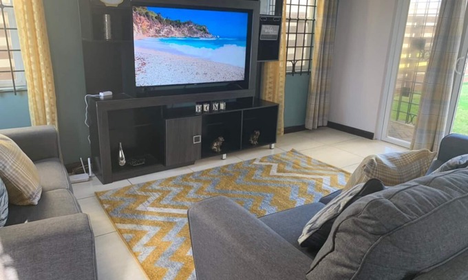 Portmore Villa | C-Vue Villa (Pool AC Gated Sea Front)