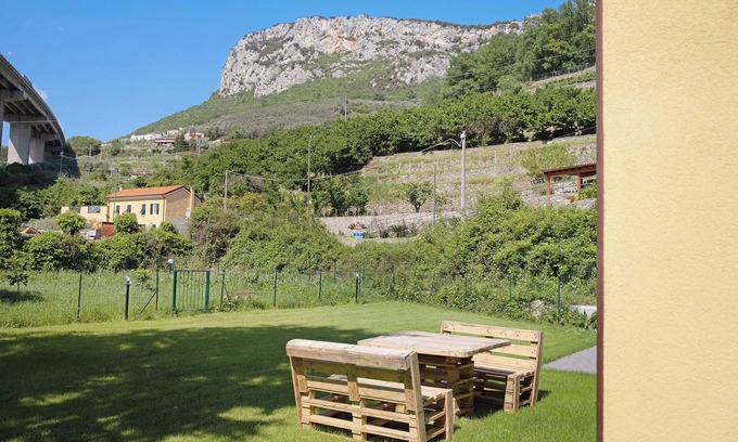 Gorra Apartment | Ca di perti Apartment 2 with Wi-Fi, Terrace & Garden