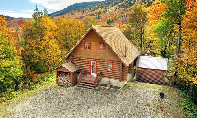 Notre-Dame-Auxiliatrice-de-Buckland Ski Chalet | L'Antaya | Round Wooden Chalet