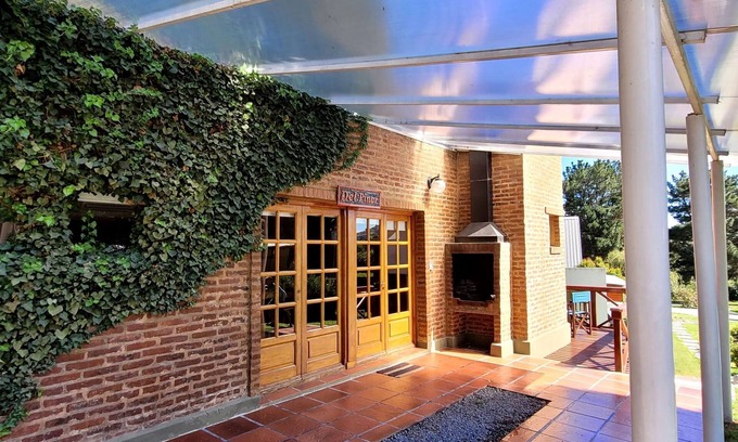 Tandil Cabin | Cabaña Del Pinar. Monoambiente. Ideal Para Familia con Hijos Chicos