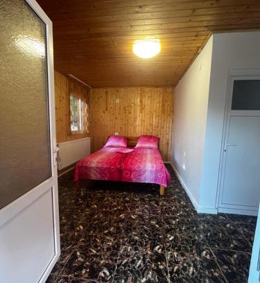 Bozioru House | Cabană Ulmet , două dormitoare duble - 200 lei O cameră triplă - 300 lei Toată căbănuța-650 lei