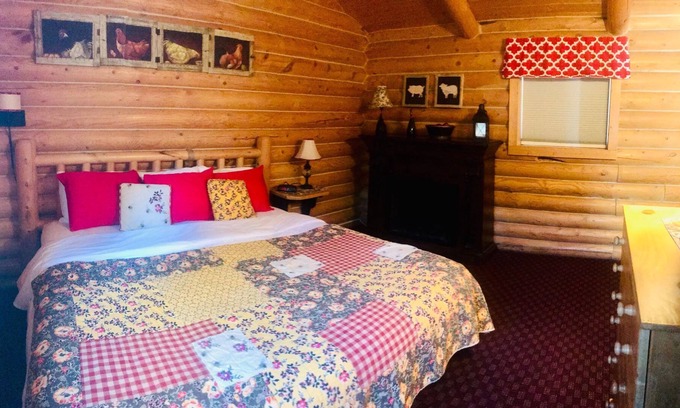 Thayne Cabin | Cabin Creek Inn - Standard King by Highway