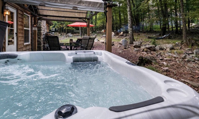 Lake Harmony House | Cabin Crunch: Lake Harmony. Entire home, Hot tub, Wood fireplace, All essentials