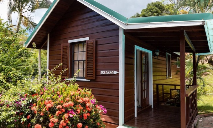 Marigot Bay Apartment | cabin in Marigot Bay. 3 mins walk to the beach/Marina