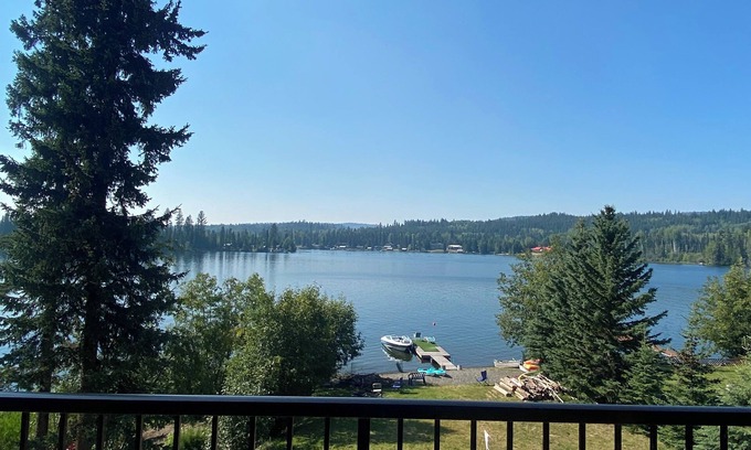 Deka Lake Cabin | Cabin/Lakehouse on Waterfront of Deka Lake