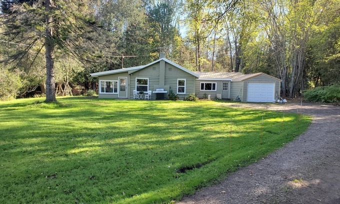East Jordan Cabin | Cabin on Jordan River!