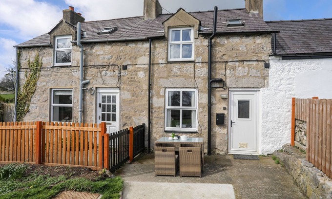 Beaumaris Cottage | CAE PERSON, pet friendly, with open fire in Llangoed