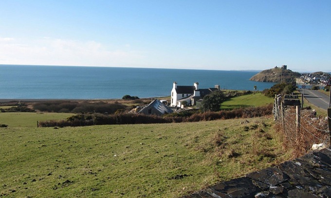 Criccieth Cottage | CAE'R DYNI (CAER DYNI), pet friendly, with open fire in Criccieth