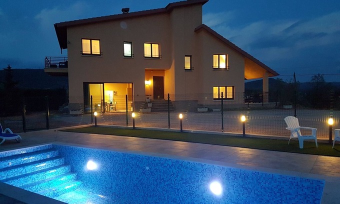 Cardona House | CAL MIRÓ NOU -Holliday villa with pool and barbacue 1 hour awa from Barcelona-