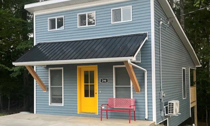 Somerset House | Calming 1-bedroom yellow door house close to lake with Wi-Fi, AC