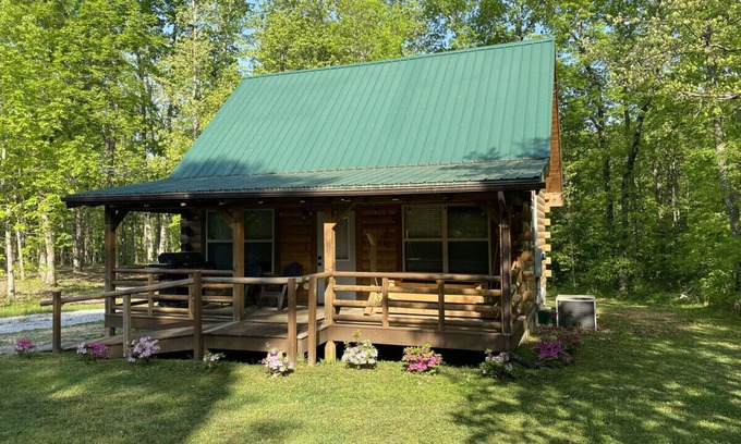 Monteagle Cabin | Calming Cabin: Peaceful | Relaxing | Close to Hikes, Waterfalls, The Caverns