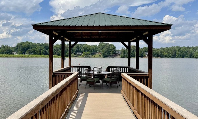 Belmont House | Camm's Lakeside Retreat (Close to Charlotte), Family-Friendly, Boat Available