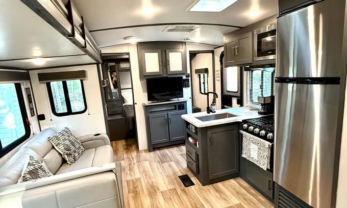 Downtown Zephyrhills House | Camper in Zephyrhills with Wi-Fi