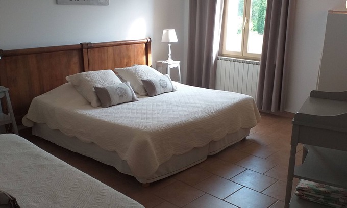 Lacoste House | Cante Grillet in LACOSTE (84) in PROVENCE Quiet countryside Chambre FANNY