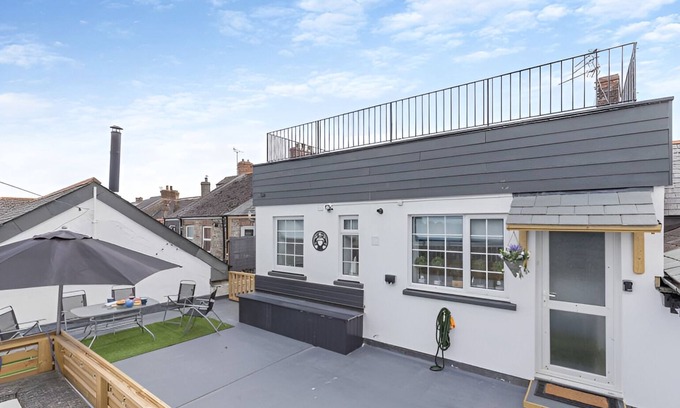 Saint Columb Major House | Captain Jacks Retreat. Nr Newquay, Padstow, Eden. Sleeps up to 8 People 4+ bed