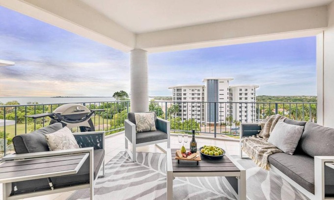 Cullen Bay Apartment | Captain's Lookout - Penthouse Living at Cullen Bay